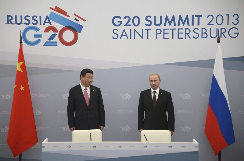El presidente ruso, Vladimir Putin (dcha), y su homólogo chino, Xi Jiping