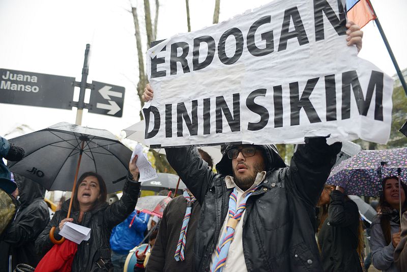 Miembros de la comunidad armenia presentan frente al hotel Hilton de Buenos Aires contra el primer ministro turco, Recep Tayyip Erdogan.
