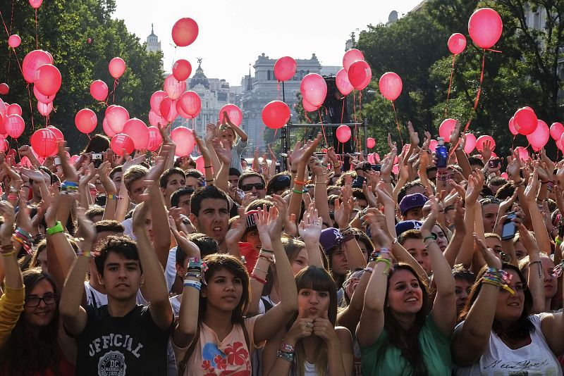 Multitud de madrileños pasaron la tarde en la Puerta de Alcalá en una fiesta alrededor de la candidatura madrileña.