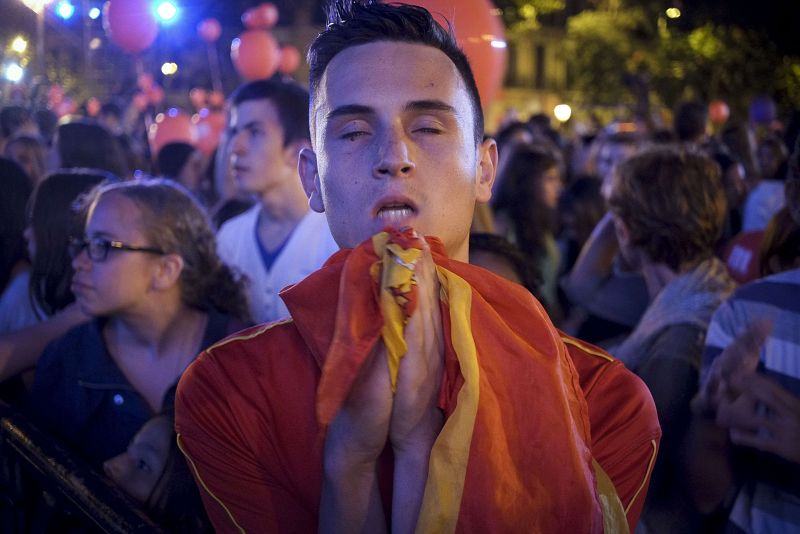 Un joven con una bandera española simboliza la desilusión de los habitantes de Madrid que esperaban que su ciudad fuera por fin sede de los Juegos.