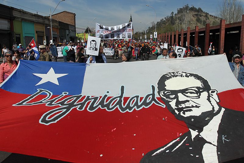 Miles de personas con fotografías de desaparecidos y una gran bandera marchan en conmemoración del 40 aniversario del golpe militar de Augusto Pinochet al Gobierno socialista de Salvador Allende y su muerte, el 11 de septiembre de 1973, en Santiago d