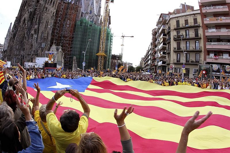 La llamada 'Vía Catalana hacia la independencia" ha discurrido entre Le Perthus (sur de Francia) y Alcanar (Tarragona). Aunque no pasa por Lleida ha tenido como pistoletazo de salida las campanadas de La Seu Vella.