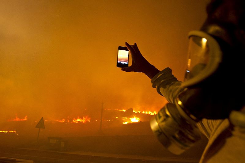 Un incendio en Carnota, en A Coruña, amenaza el monte Pindo