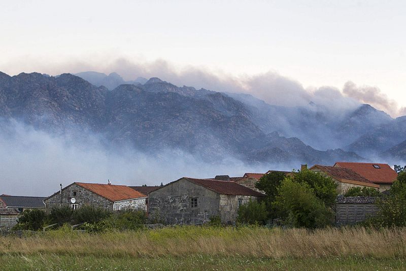 Vista general del monte Pindo en A Coruña afectado por un incendio