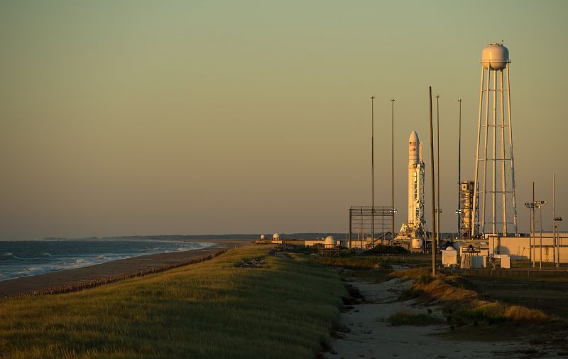 El Antares con la Cygnus en la plataforma de lanzamiento