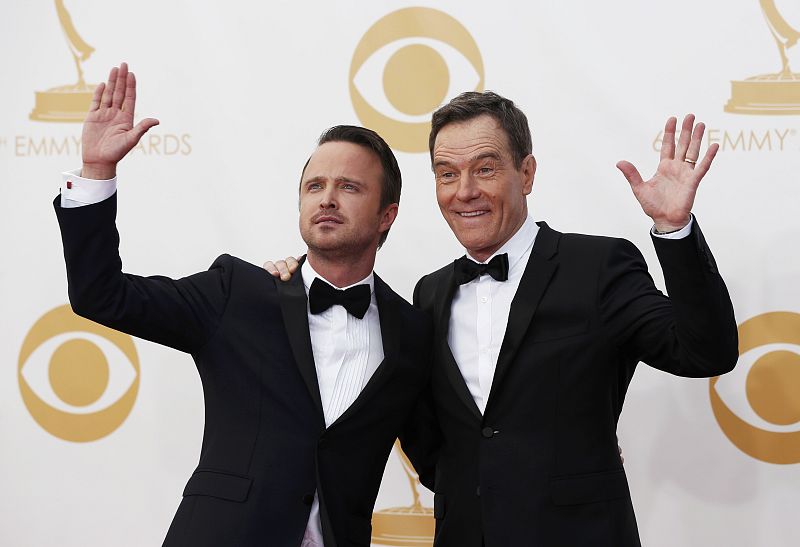 Los actores Aaron Paul (izquierda) y Bryan Cranston (derecha), 'Jessie Pinkman' y 'Bryan Cranston' de la serie "Brealing Bad", en su llegada al Teatro Nokia en Los Angeles, donde se ha celebrado la edición número 65 de los Premios Emmy