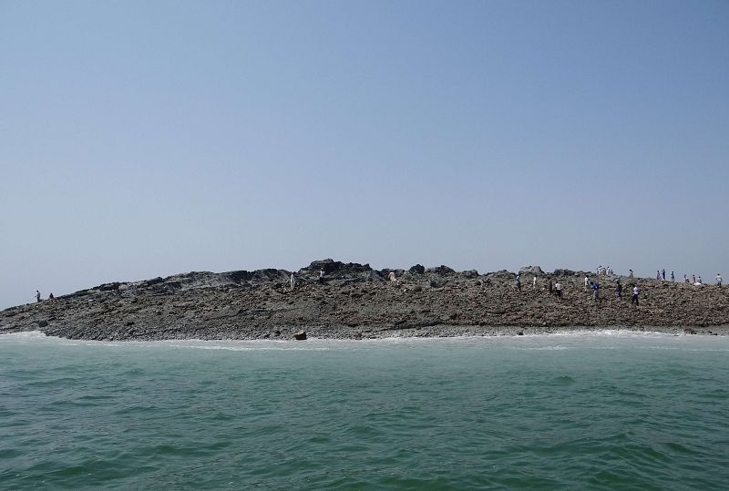 El terremoto ha sido tan fuerte que ha hecho emerger esta isla frente a la costa de Gwadar, en el Mar Arábigo