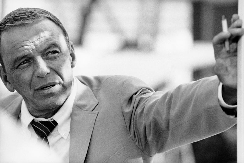 El mítico cantante y actor Frank Sinatra durante una sesión fotográfica en miami, en 1968