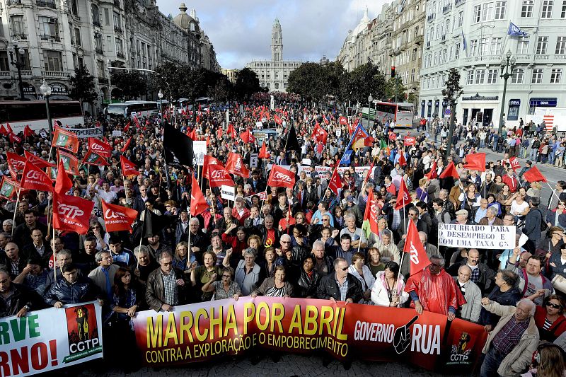 Una multitud convocada por los sindicatos CGTP-IN protesta en Oporto, Portugal, contra las medidas de austeridad planeadas por el Gobierno luso.