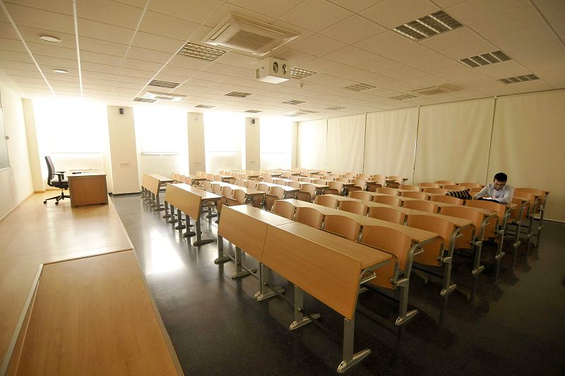 Aspecto que presentaba esta mañana una de las aulas de la Facultad de Económicas y Empresariales de la Universidad de Sevilla.