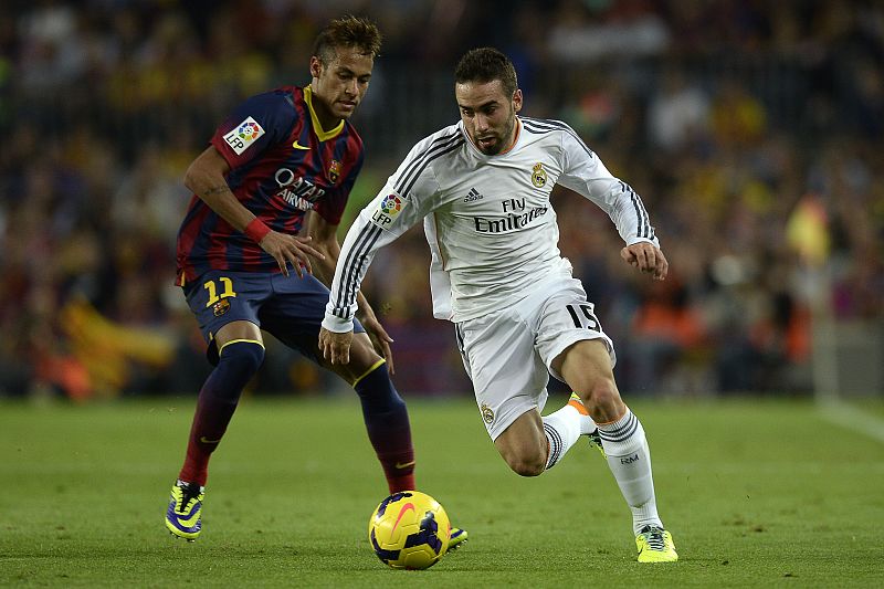 Carvajal conduce el balón ante Neymar.