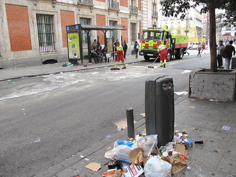 Trabajadores del Ayuntamiento limpian en la calle Carretas