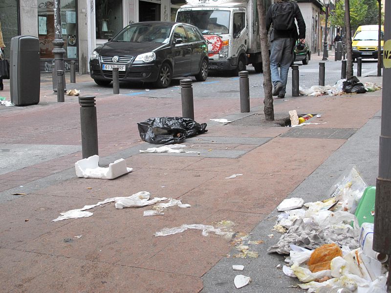 Desperdicios en la madrileña calle Pez
