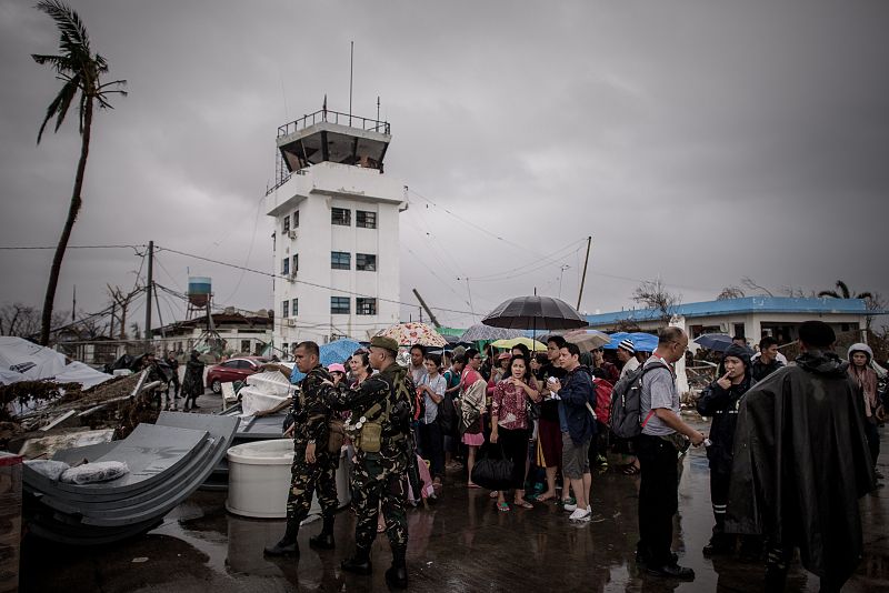 Víctimas del tifón esperan en el aeropuerto de Tacloban para ser evacuadas