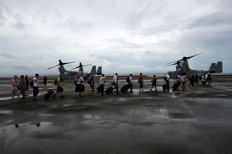 Extranjeros evacuados de Leyte en un avión militar estadounidense