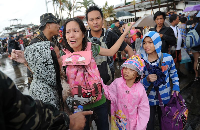 Supervivientes esperan a ser evacuados en el aeropuerto de Tacloban