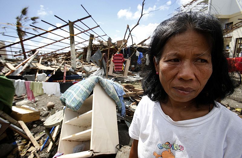 Una mujer, en las ruinas de su casa en Tanauan