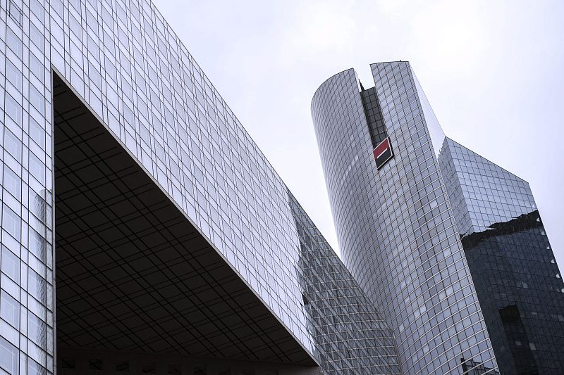 Vista de la torre del banco francés Societé Générale en el distrito de negocios de La Defénse, de París, Francia.