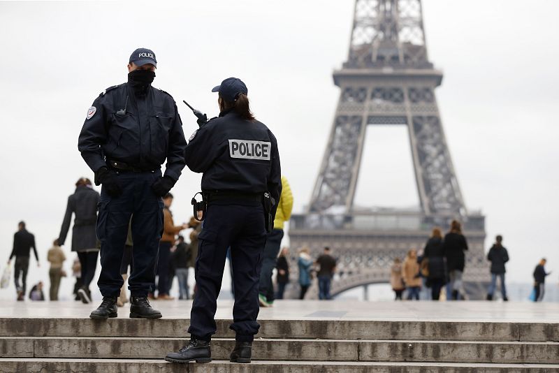 Un tirador disparó e hirió de gravedad a un fotógrafo en la sede del diario "Libération" y posteriormente disparó varias veces delante de la torre del banco francés Societé Générale sin causar heridos.
