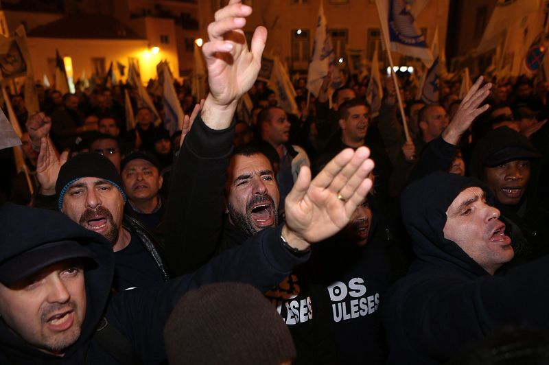 Miembros de los cuerpos de seguridad de Portugal protestan contra los recortes de sus salarios, decididos por el Gobierno luso para el presupuesto de 2014