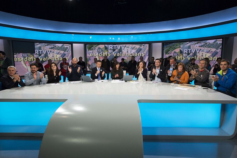 Trabajadores de RTVV en el plató de informativos junto a representantes de los partidos de la oposición y la presidenta de la Asociación Victimas del Metro, Beatriz garrote (6d), antes de que se suspendiera la señal.