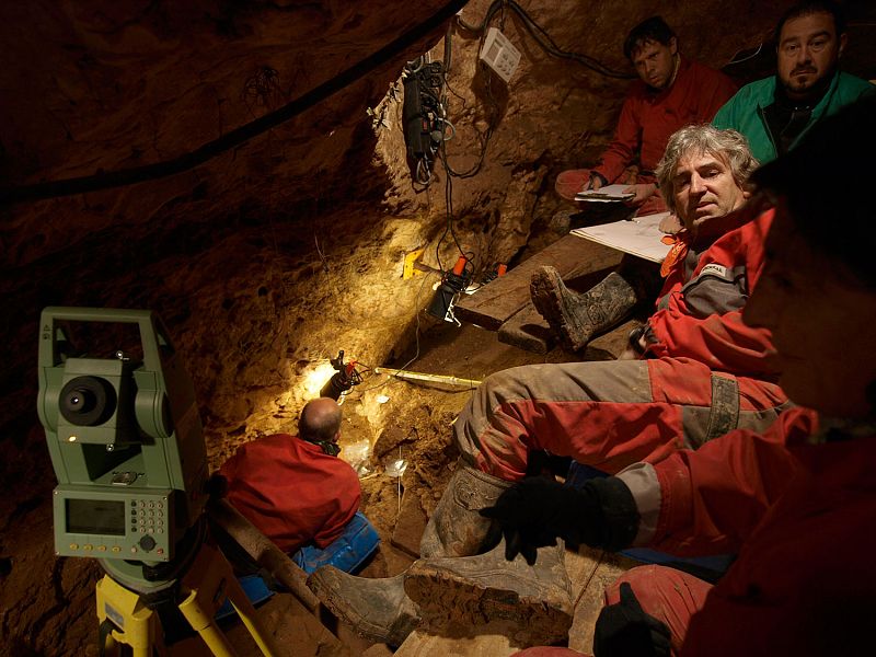 Otro momento de las excavaciones en el yacimiento de la Sima de los Huesos.