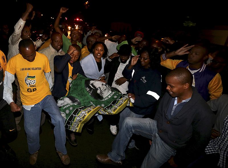 Decenas de personas se concentran frente a la casa donde ha fallecido Nelson Mandela en Houghton.