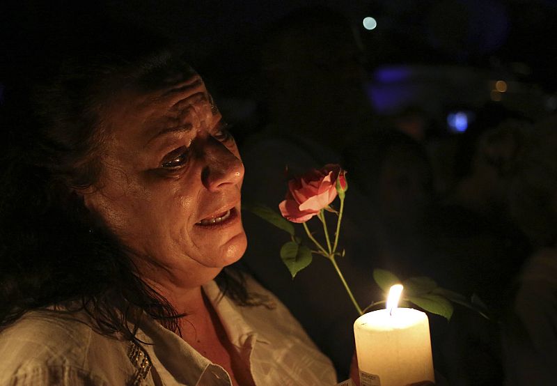 Una mujer llora la muerte de Nelson Mandela, expresidente sudafricano, frente a la casa en la que vivía en Johannesburgo.