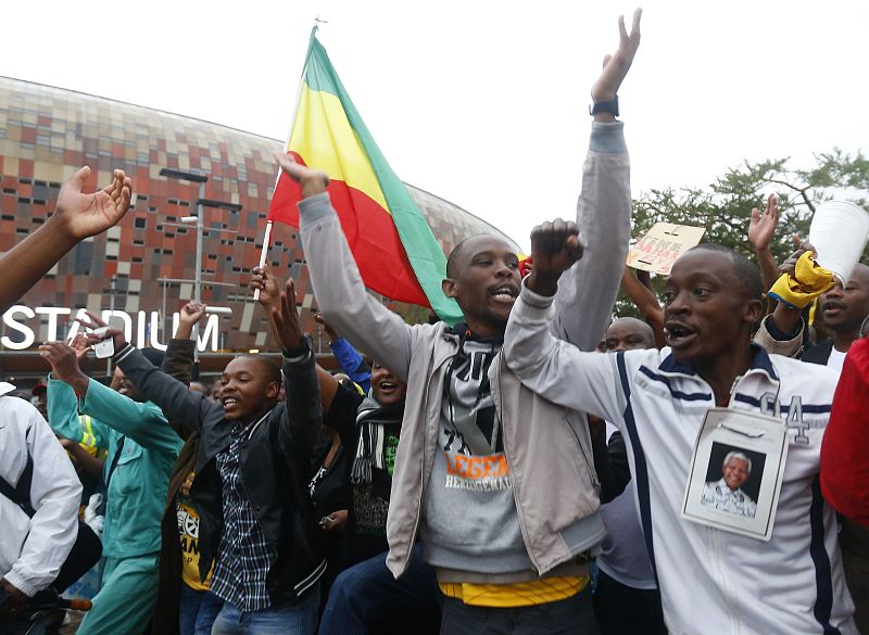 Miles de personas llegan al estadio Soccer City, donde va a tener lugar el funeral por Nelson Mandela.