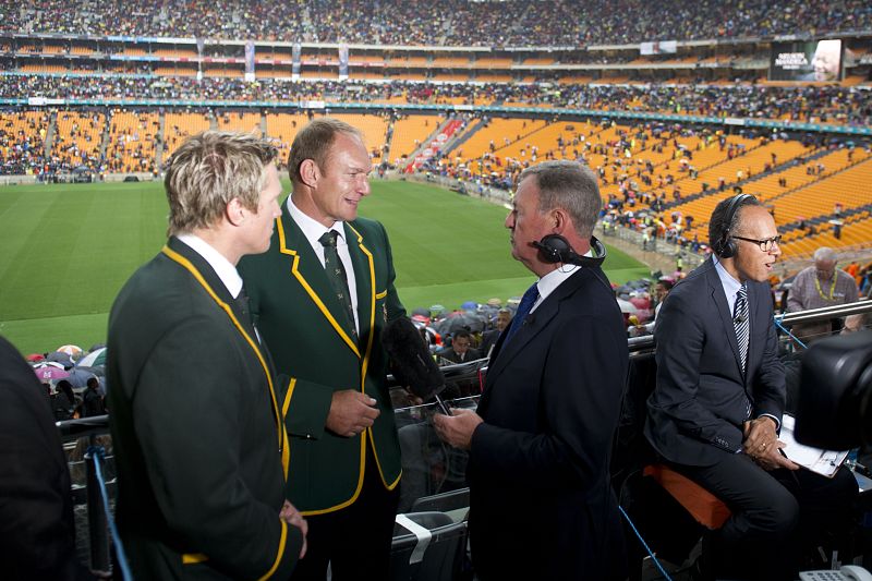 El excapitán de la selección sudafricana de rugby, François Pienaar, atiende a los medios en el estadio Soccer City de Johannesburgo.