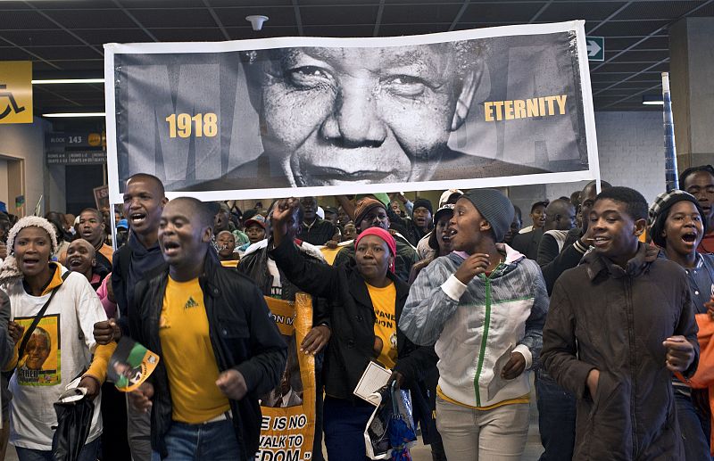 Asistentes al funeral de Nelson Mandela