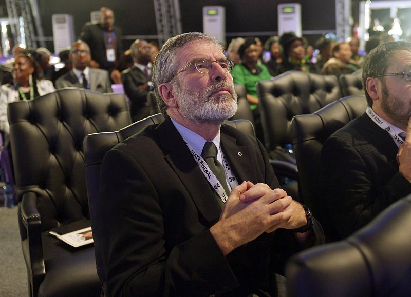 El presidente del partido norirlandés Sinn Fein entre los asistentes al funeral