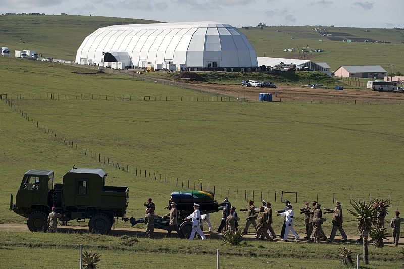 El funeral se celebra en un prado en Qunu, bajo una carpa montada al efecto
