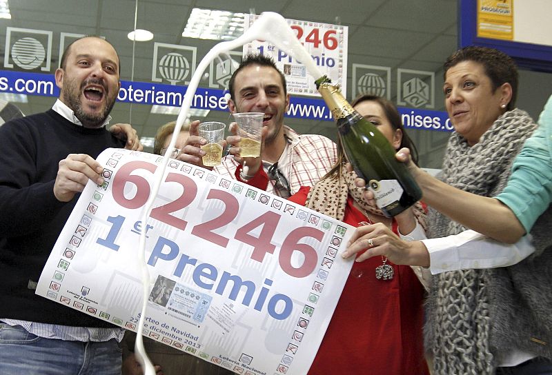 Los propietarios de la Administración número 3 de Manises (Valencia) celebran el haber vendido una serie del número 62.246, premiado con el Gordo
