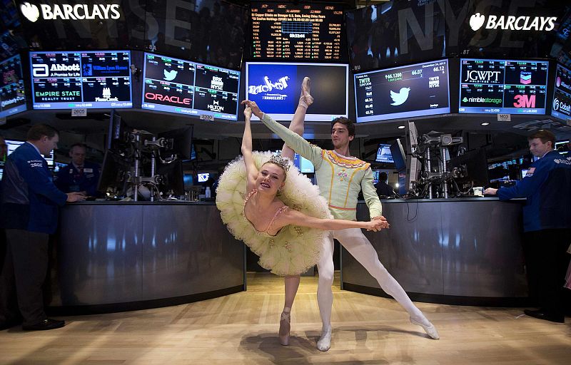 Bailarines de "El cascanueces" en el parqué de la Bolsa de Nueva York