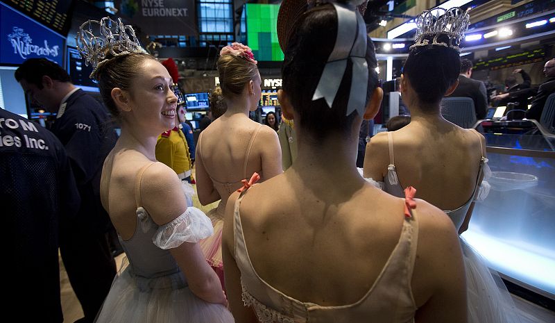 Jornada semifestiva en Wall Street en la que los 'traders' comparten el parqué con los componentes del Ballet de Nueva York
