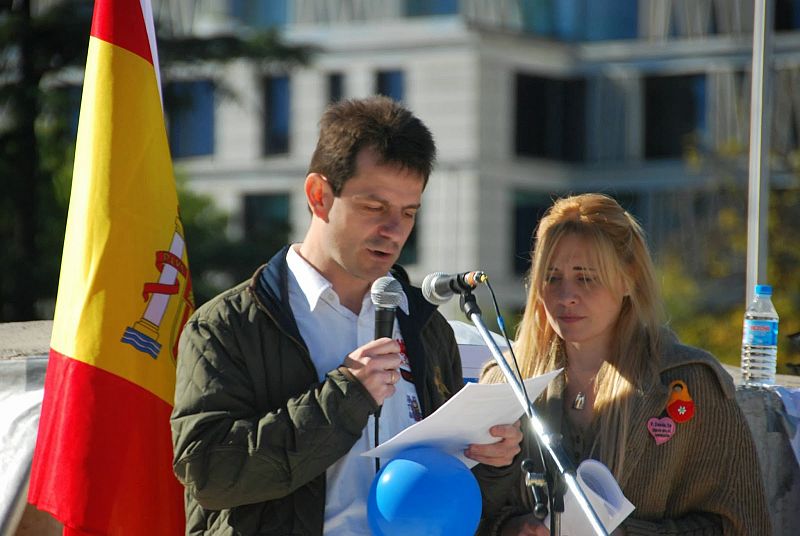 Paula y Luis Miguel leen una carta para su hijo en la Plaza de Colón de Madrid.