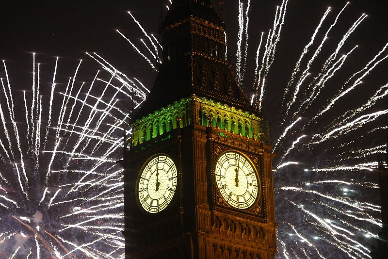 Vista general de fuegos pirotécnicos sobre el Big Ben y la Casa del Parlamento durante celebraciones del Año Nuevo