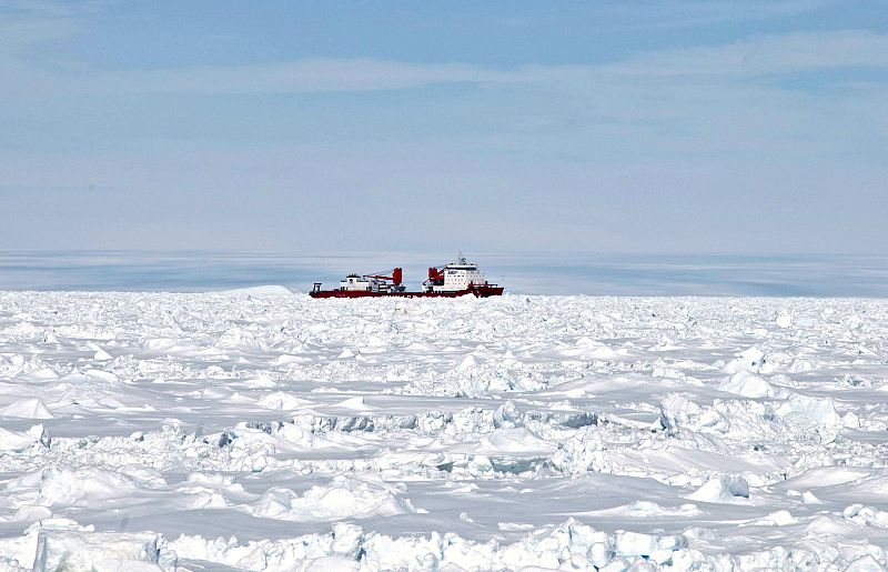 El rompehielos chino Xue Long es el buque del que ha partido el helicóptero de rescate llevará a los 52 pasajeros rescatados del barco ruso Akademik Shokalskiy, atrapado en el hielo.