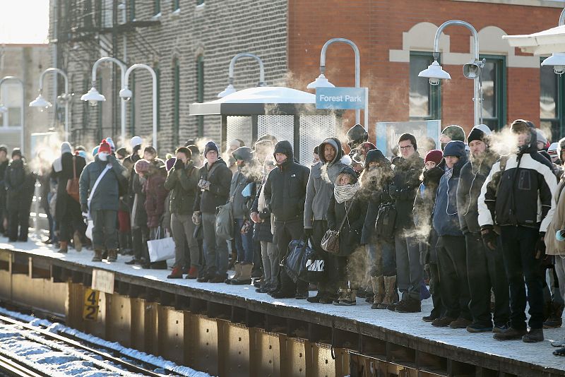 Ciudadanos de Chicago esperan el tren con temperaturas que han llegado a los 50 grados bajo cero.
