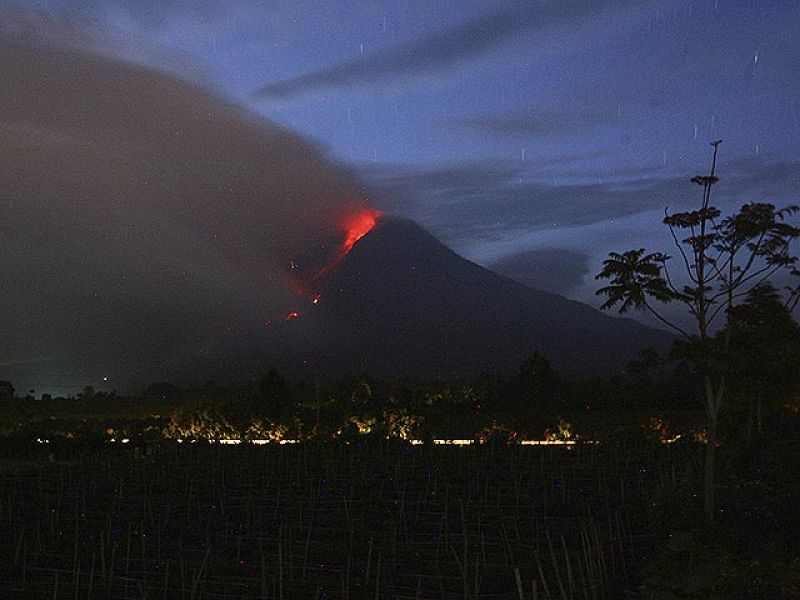 La montaña, de 2.460 metros de altitud, ha estado durmiendo durante siglos hasta que despertó en 2010