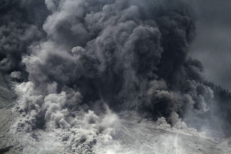 Una columna de humo y ceniza emerge del volcán Sinabug en la localidad de Karo (Indonesia)