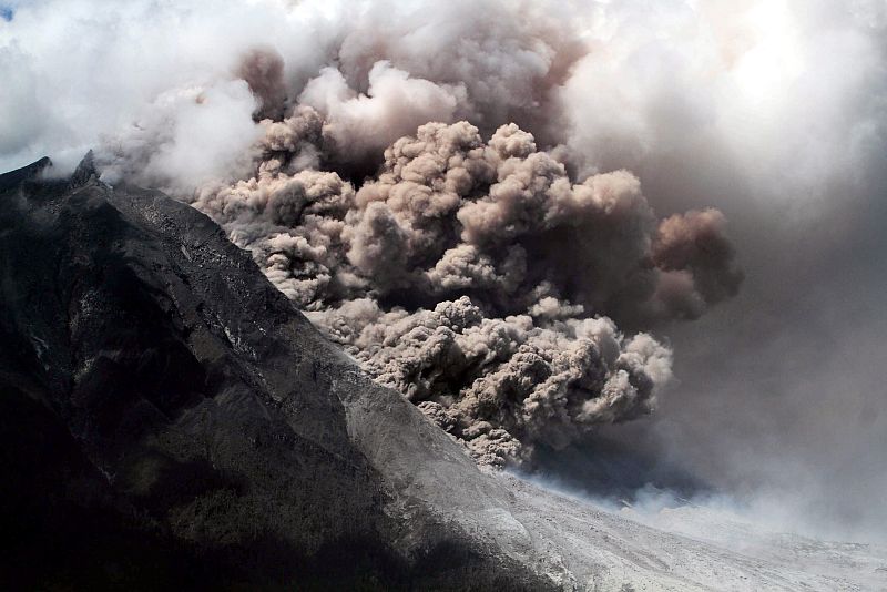 Una de las erupciones del volcán Sinabung que ha expulsado columnas de ceniza obligando a declarar máxima alerta en un área de 7 kilómetros