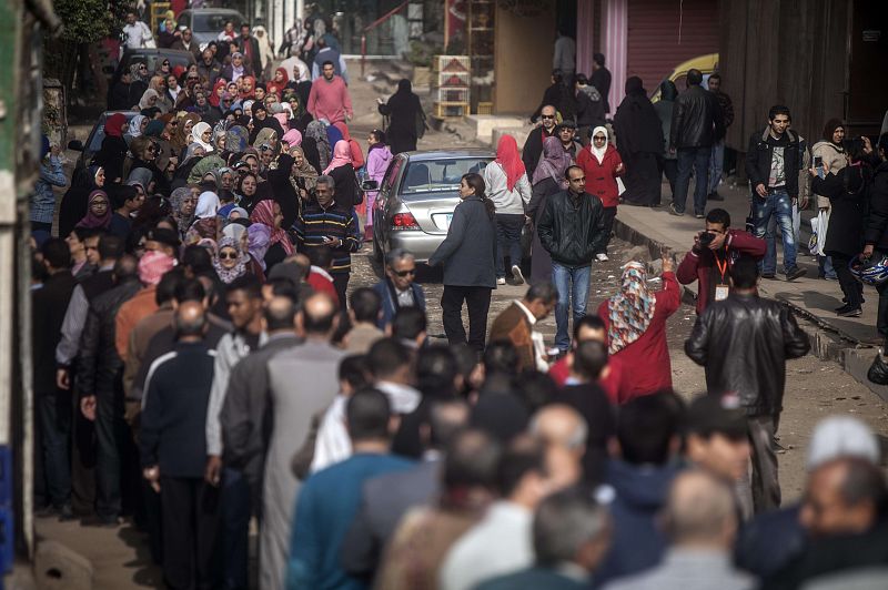 Largas colas en El Cairo para votar la segunda Constitución egipcia en menos de un año.
