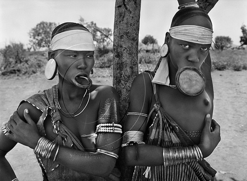 Las mujeres Mursi y Surma son las últimas en el mundo en llevar platos labiales (Pueblo Mursi de Dargui en el Parque Nacional Mago, Etiopía).