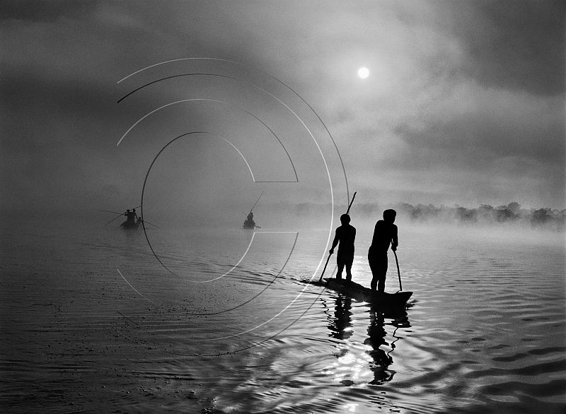 En la región del Alto Xingú, en el Estado brasileño de Mato Grosso, un grupo de waurás pescan en el lago Piyulaga, cerca de su aldea.