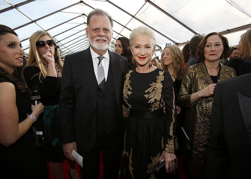 La actriz Helen Mirren, acompañada por su marido, el director Taylor Hackford, en su llegada a la vigésima edición de los premios del sindicato de actores de EE.UU. en Los Angeles, California