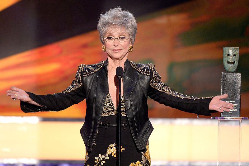 La actriz de origen puetorriqueño Rita Moreno recibe el galardón especial por su trayectoria durante la gala de premios del Sindicato de Actores de EE.UU. en Los Angeles, California