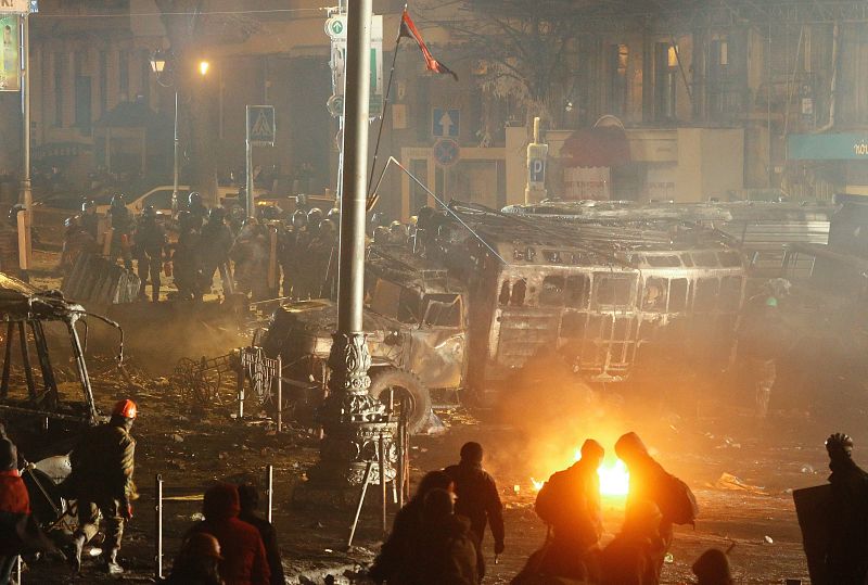 Los manifestantes más radicales han arrojado cócteles molotov a los antidisturbios