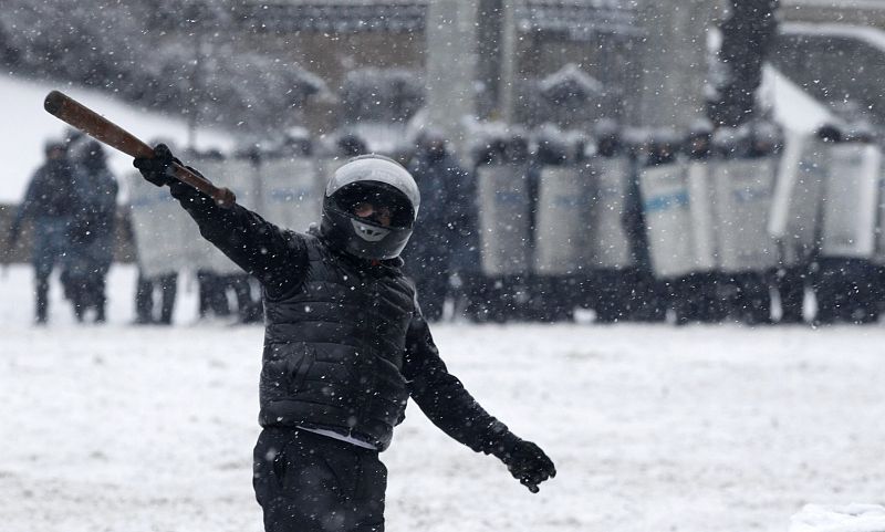 Un manifestante ucraniano frente a los antidisturbios en Kiev. Los opositores resisten en la Plaza de la Independencia los intentos de desalojo.